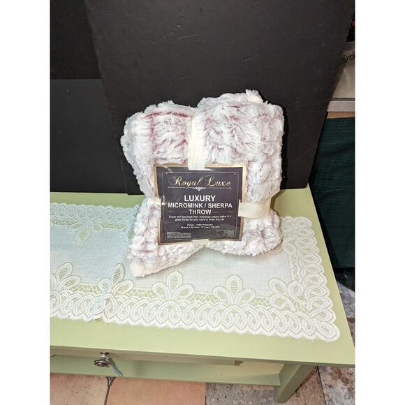 Royal Luxe Luxury Micromink Reversible Sherpa Blanket Throw RED NEW - Picture 6 of 6